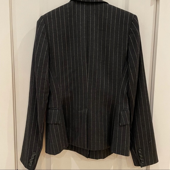 Perfect pinstripe blazer from Holt Renfrew - brand new never worn size 0P - Picture 3 of 4